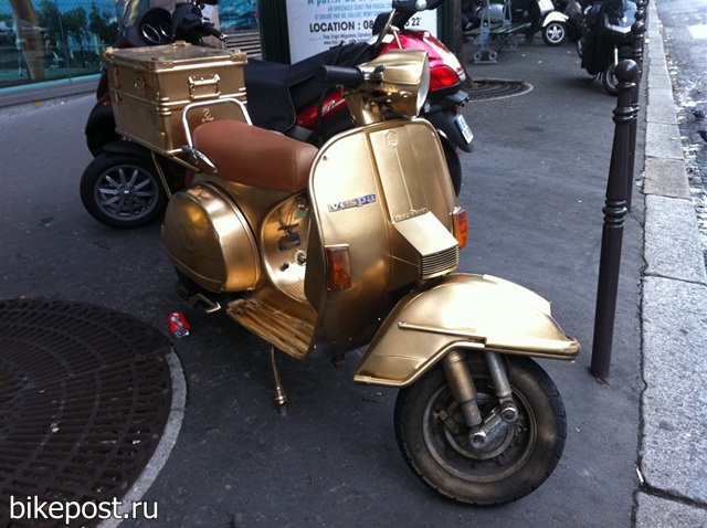 Золотой скутер Vespa