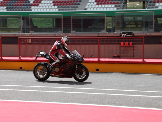 Мощность и вес нового спортбайка Ducati 1199 Pangiale 2012
