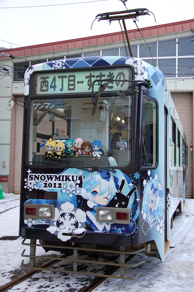 У снежной Мику теперь есть собственный трамвай