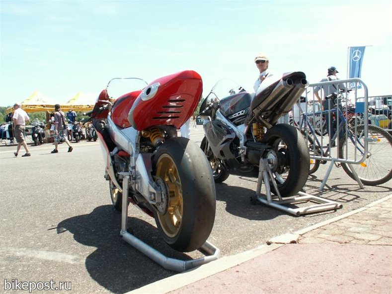 Спортбайк Ducati с алюминиевой рамой