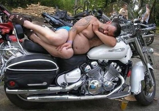 Можно ли спать на мотоцикле?! (21 фото)