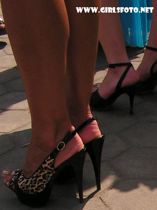 Женские ноги на каблуках