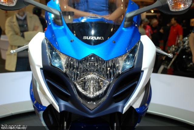 Спортбайк Suzuki GSX-R1000 2012 на выставке EICMA 2011